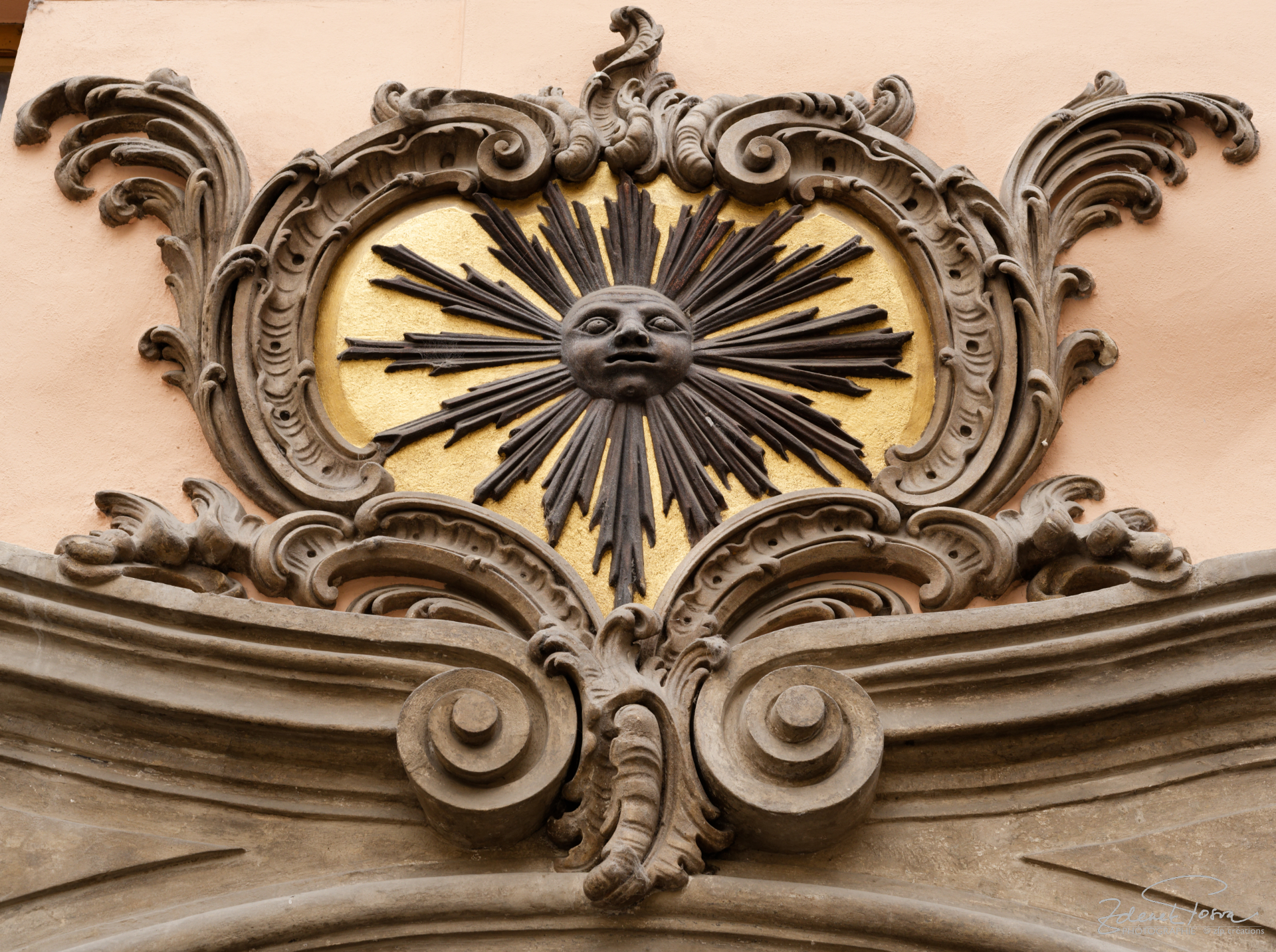 Dans une rue à Prague, maison au Soleil Noir